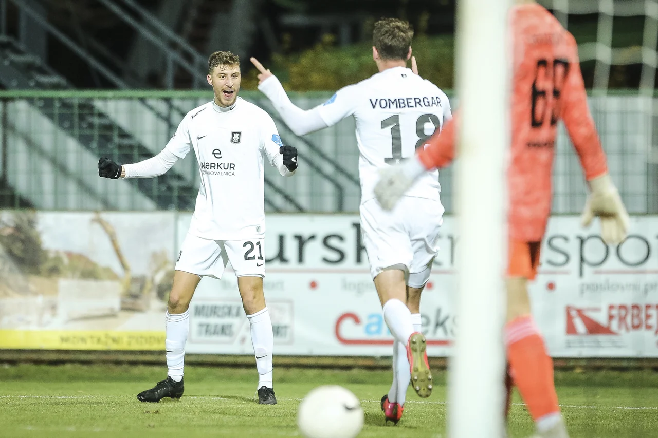 Fotografija: Akcijo za edini gol v Murski Soboti sta zrežirala Luka Marin in Andres Vombergar. FOTO: Jure Banfi /Sobotainfo
