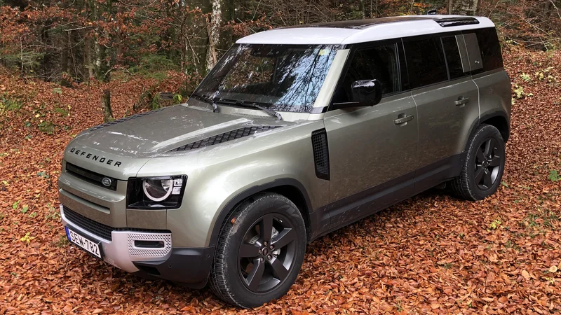 Fotografija: Novi land rover defender se znajde na vseh podlagah. FOTO: Aljaž Vrabec