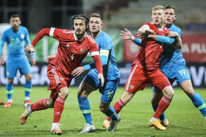 Slovenska reprezentanta do 21 let, Timi Max Elšnik, ki po vrnitvi iz Anglije rešuje kariero pri Olimpiji, in Nik Prelec (desno), ki je še v ožji selekciji Sampdorie, sta izpustila vzgojo v SNL. FOTO: Jure Banfi