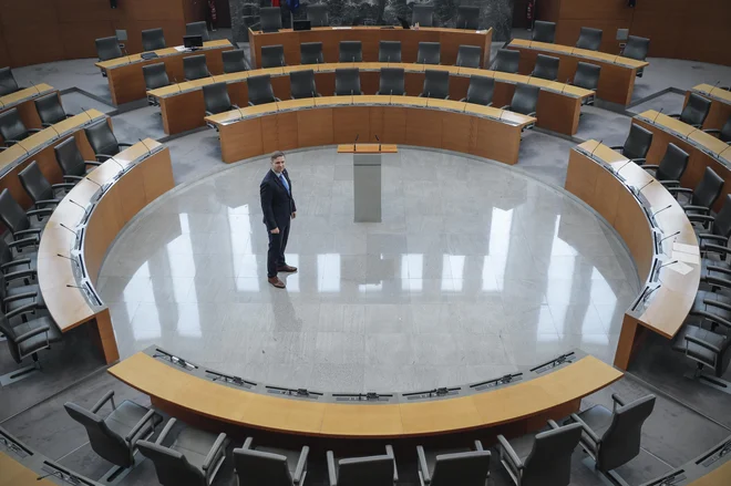 Spremembe poslovnika vlade, ki jih je podpisal premier Janez Janša, kažejo, da je zaupanje v koaliciji omajano. FOTO: Uroš Hočevar/Delo