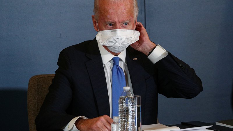 Fotografija: Demokrat Joe Biden Trumpa obtožuje neodgovornosti. FOTO: Tom Brenner/Reuters