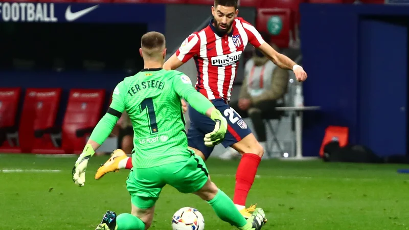 Fotografija: Belgijec Yannick Carrasco je kaznoval izlet v prazno Marc-Andrea Ter Ttegna in odločil derbi med Atleticom ter Barcelono. FOTO: Sergio Perez/Reuters