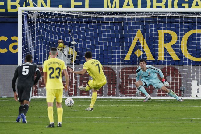 Streli z bele točke so nočna mora za Realovega vratarja Thibauta Courtoisa. FOTO: Albert Gea/Reuters