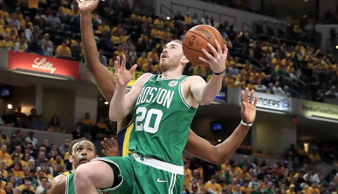V NBA se vrti prestopni ples, v katerem se je pošteno zavrtel tudi Gordon Hayward, ki bo Boston za več kot sto milijonov evrov vredno pogodbo zamenjal za Charlotte. FOTO: Andy Lyons/AFP