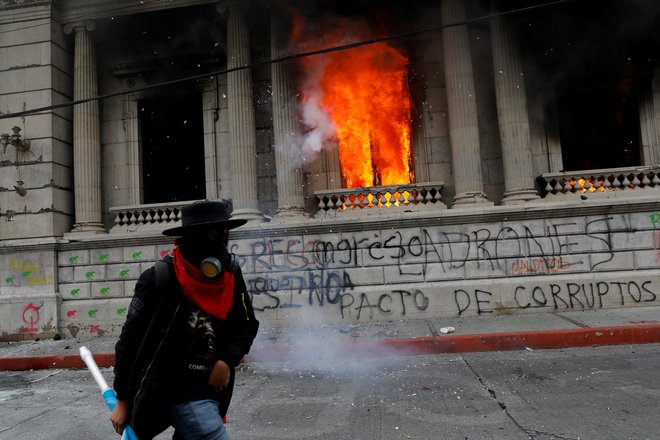 Stavba kongresa v plamenih. FOTO: Luis Echeverria/Reuters