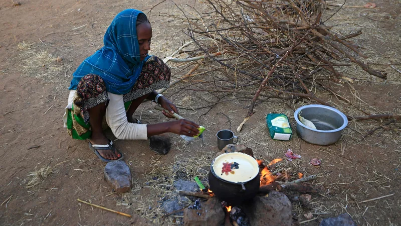 Fotografija: Begunka, ki se je v Sudan zatekla iz Tigreja. FOTO: Ashraf Shazly/AFP