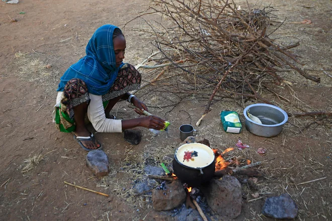 Begunka, ki se je v Sudan zatekla iz Tigreja. FOTO: Ashraf Shazly/AFP