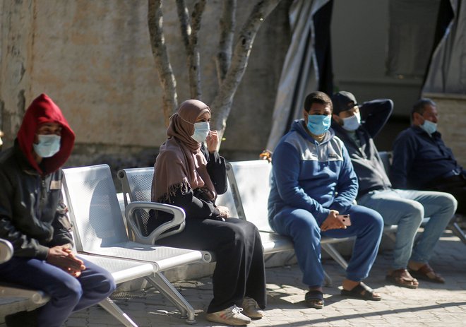 Palestinci čakajo pred bolnišnico Šifa v Gazi. FOTO: Mohammed Salem/Reuters