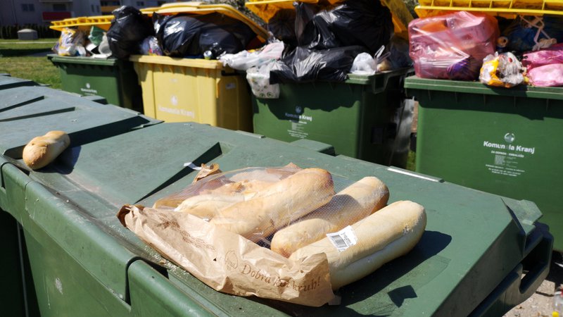 Fotografija: V Evropi pravijo, da je za zmanjševanje količin odpadkov nujno zmanjšati tudi količine odpadne hrane. FOTO: Dejan Javornik/Slovenske novice