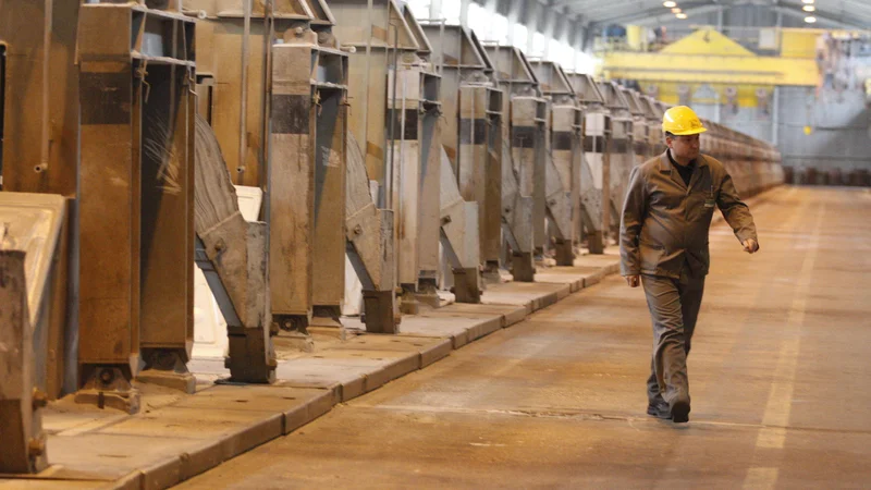 Fotografija: Elektroliza v Talumu je v električno omrežje vključena z avtomatiziranim sistemom regulacije odjema. FOTO: Tadej Regent