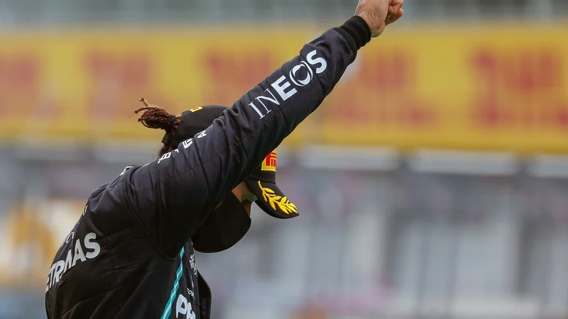 Fotografija: Lewis Hamilton opozarja na krivice v svetu. FOTO: Leonhard Foeger/AFP