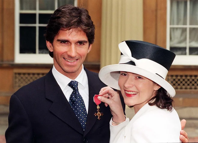 Damon Hill (ob njem žena Georgie) je v Buckinghamski palači prejel odlikovanje, ko je tako kot oče Graham Hill postal svetovni prvak. FOTO: Reuters