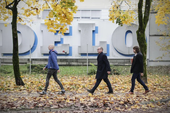 Lanski Delovi prejemniki nagrad: Blaž Samec, fotoreporter časnika Delo in prejemnik nagrade Čuvaj/Watchdog za fotografijo, Boris Šuligoj, novinar časnika delo in prejemnik nagrade Čuvaj/Watchdog za življenjski prispevek k slovenskemu novinarstvu, in Luc Zalokar, novinar časnika Delo in prejemnik nagrade Čuvaj/Watchdog za mlade novinarje. FOTO: Uroš Hočevar Hočevar/Delo