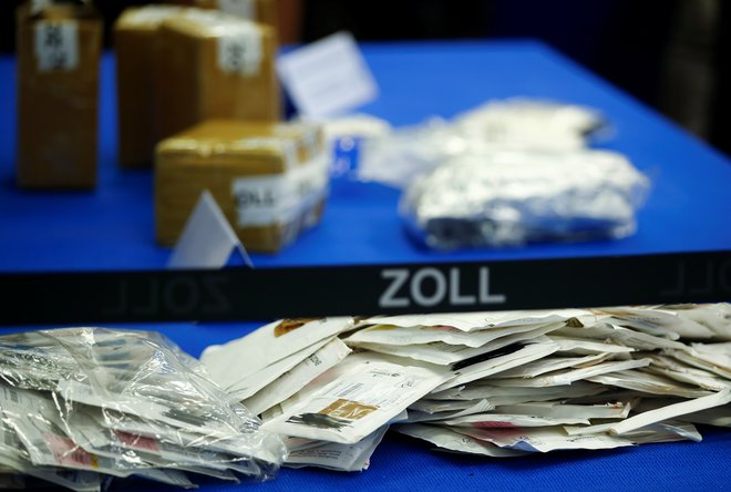 Junija lani sta nemška in nizozemska policija zasegli za 600.000 evrov prepovedanih drog, prodanih preko darkneta in kupcem poslanih z običajno pošto. FOTO: Wolfgang Rattay/Reuters