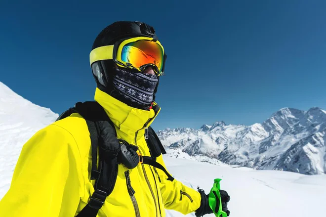 Poleg znane obrazne maske, kakršna je trenutno, je dovoljeno nositi tudi večnamenska tekstilna prekrivala obraza, bufe, bandane, smučarske maske itd. FOTO: Shutterstock