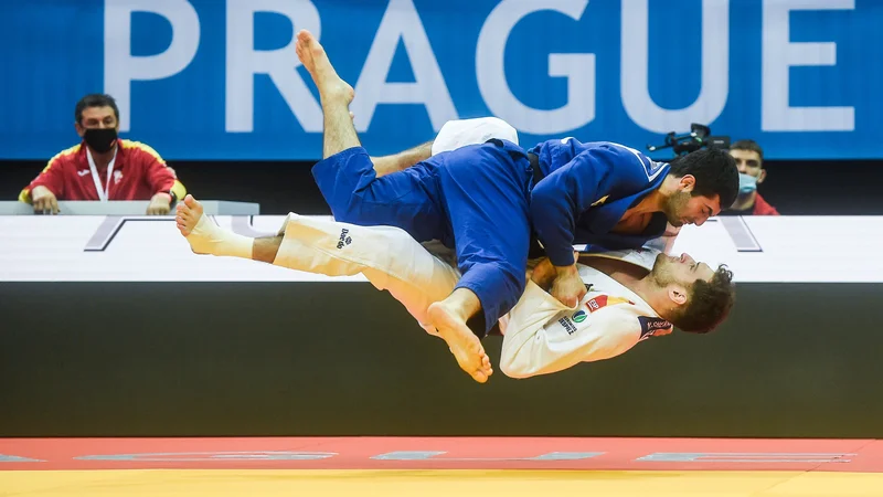 Fotografija: Na evropskem prvenstvu v judu 2020 v Pragi Rus Mihail Igoljnikov (modri) tekmuje s Špancem Nikolozom Sherazadishvilijem v četrtfinalu do 90 kilogramov. FOTO: Michal Cizek/Afp