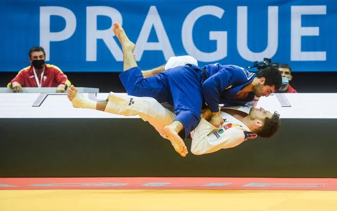Na evropskem prvenstvu v judu 2020 v Pragi Rus Mihail Igoljnikov (modri) tekmuje s Špancem Nikolozom Sherazadishvilijem v četrtfinalu do 90 kilogramov. FOTO: Michal Cizek/Afp