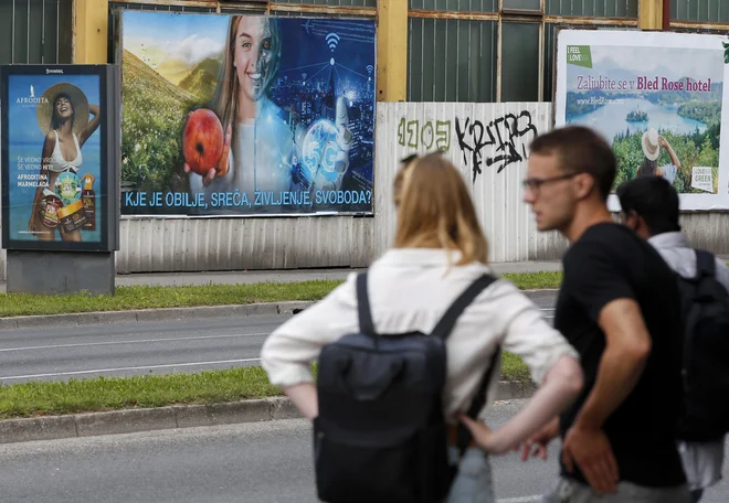 Teorija zarote o nevarnostih omrežja 5G je bila v razmahu zlasti med prvim valom pandemije. FOTO: Matej Družnik/Delo
