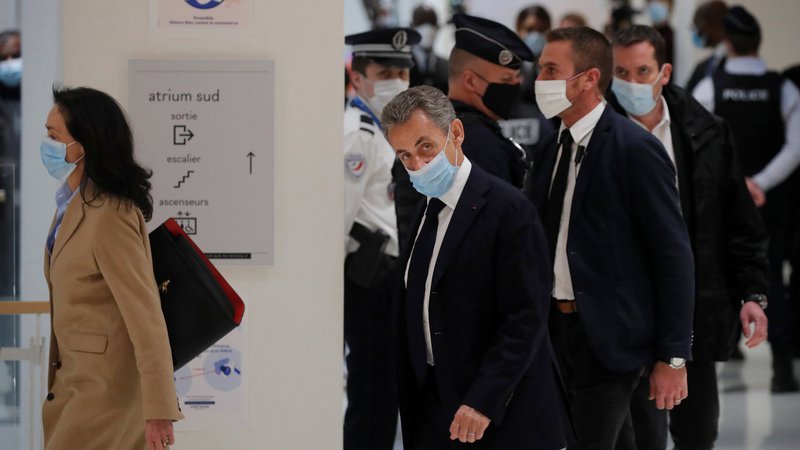 Fotografija: Nekdanji predsednik Sarkozy – ki je sicer vpleten oziroma osumljenec v kakšnih desetih zadevah – naj bi se v prihodnjih treh tednih zagovarjal v aferi prisluhi oziroma Paul Bismuth.
Foto: Charles Platiau Reuters