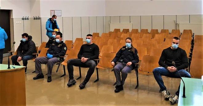 Aljaž Guzej, Žiga Šket in Matic Šket (z leve) so priznali krivdo. FOTO: Mojca Marot