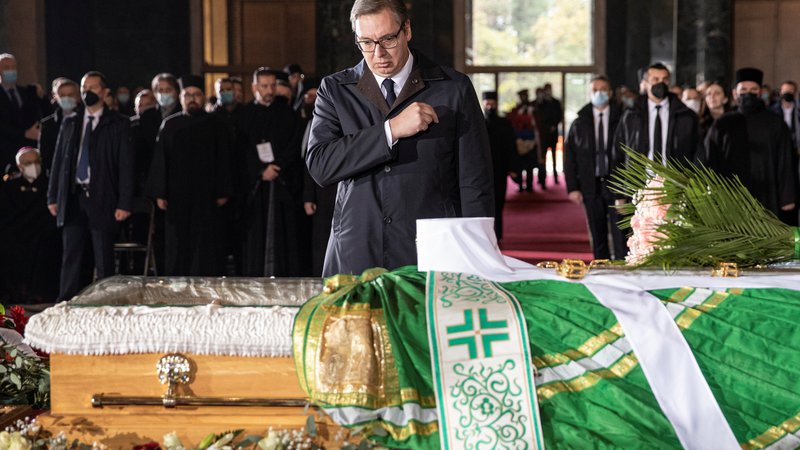Fotografija: Slovo srbskega predsednika Aleksandra Vučića od patriarha Irineja. FOTO: Marko Djurica/Reuters
