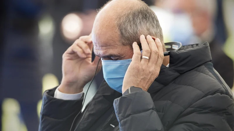 Fotografija: Vlada v zakon rada doda še določbe, ki z lajšanjem posledic epidemije niso povezane. S tem je začela v prvem paketu, ko je upokojencem in nekaterim drugim delila drage bonbončke, nadaljevala pa v naslednjih svežnjih. Tudi v sedanjem, denimo, z reševanjem Jambrekove univerze, vojnih veteranov in verskih uslužbencev. FOTO: Jure Eržen/Delo