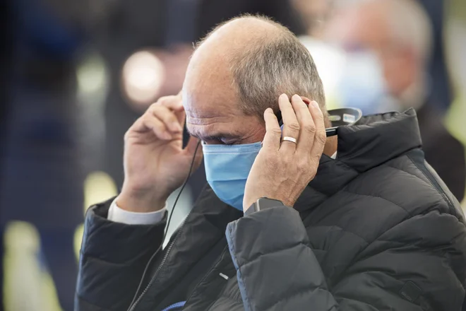 Vlada v zakon rada doda še določbe, ki z lajšanjem posledic epidemije niso povezane. S tem je začela v prvem paketu, ko je upokojencem in nekaterim drugim delila drage bonbončke, nadaljevala pa v naslednjih svežnjih. Tudi v sedanjem, denimo, z reševanjem Jambrekove univerze, vojnih veteranov in verskih uslužbencev. FOTO: Jure Eržen/Delo