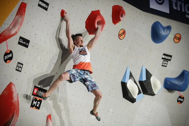 Novi celinski prvak v balvanskem plezanju je za kolajno zlate barve svoje opravil že po prvih treh balvanih od štirih, na katerih so se merili tekmovalci v finalu. FOTO: Uroš Hočevar
