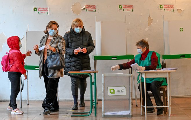 Prizor z volitev, ki so v Gruziji potekale v soboto. FOTO: Vano Shlamov/AFP