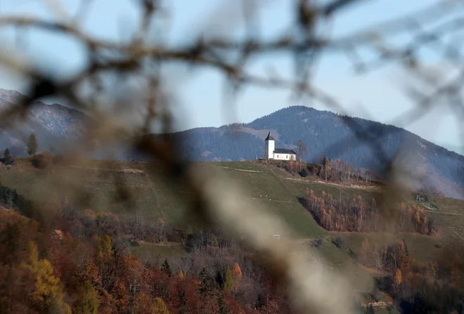 Do cerkvice sv. Primoža in Felicijana vodi ozek in razgleden travnat greben. Foto Dejan Javornik