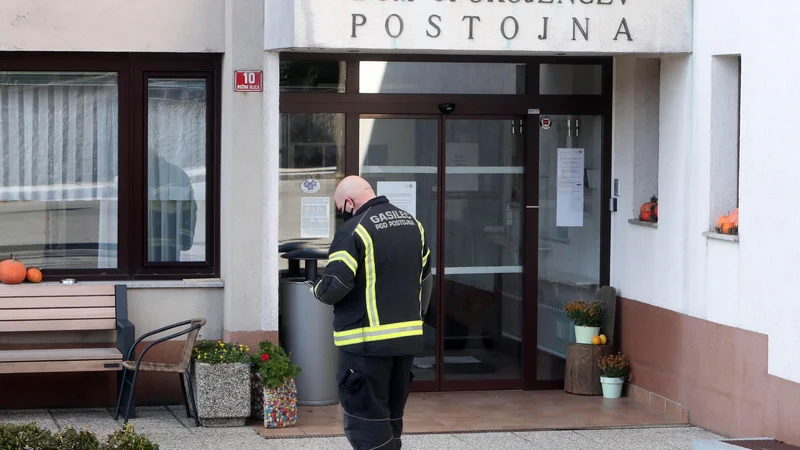 Fotografija: Okužene iz postojnskega doma upokojencev bodo prepeljali v nekaj kilometrov oddaljeni kulturni dom. Pri tem pomagajo tudi gasilci, med katerimi pa so prav tako odkrili več okužb. FOTO: Igor Mali/Slovenske novice