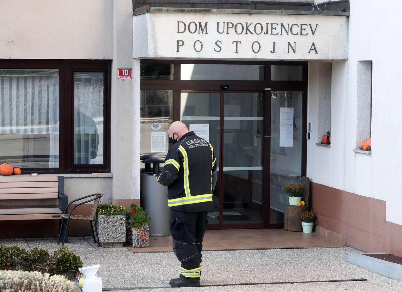 Fotografija: Okužene iz postojnskega doma upokojencev bodo prepeljali v nekaj kilometrov oddaljeni kulturni dom. Pri tem pomagajo tudi gasilci, med katerimi pa so prav tako odkrili več okužb. FOTO: Igor Mali/Slovenske novice