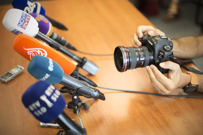 Pri svojem delu se novinarji srečujejo tudi s skeptiki. FOTO: Jure Eržen/Delo