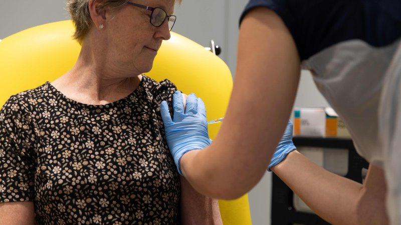 Fotografija: Pred mediji ostaja izziv, kako poročati o cepljenju. FOTO: John Cairns/AFP