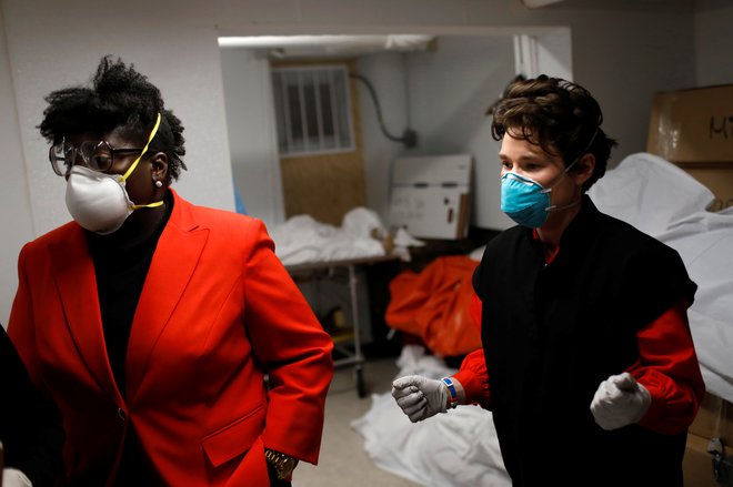 V ZDA povprečno na dan umre 1500 ljudi zaradi covida-19. FOTO: Andrew Kelly/Reuters