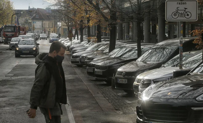 Oprostitev plačila velja za mestna parkirišča na prostem, ne pa za garažne hiše. FOTO: Blaž Samec/Delo