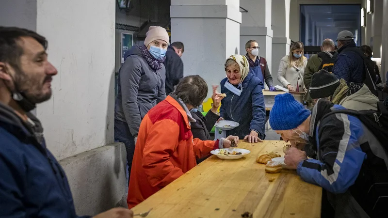 Fotografija: Pomemben je človeški občutek, da so nekje ljudje, ki niso pozabili na sočloveka v stiski. Foto: Voranc Vogel/Delo