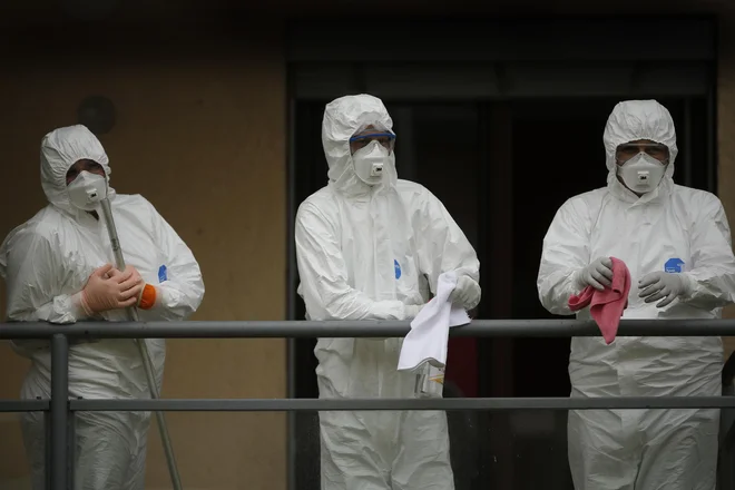 Dezinfekcija in čiščenje prostora v Domu starejših občanov Ljubljana Vič - Rudnik, enota Bokalce med prvim valom. FOTO: Jure Eržen/Delo