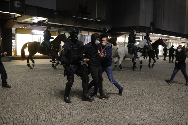 Ovadbo je Grims vložil zaradi izjav po zaprti seji odbora prejšnji teden, na kateri so govorili o varnosti na nasilnih protestih. FOTO: Voranc Vogel/Delo