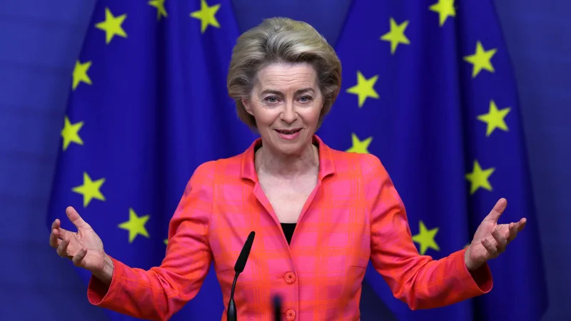 Fotografija: Ursula von der Leyen je napovedala, da bi lahko Evropska agencija za zdravila EMA najučinkovitejša cepiva, za katera so že posredovali podatke, odobrila prihodnji mesec. FOTO: Yves Herman/Reuters
