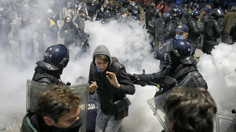 Fotografija: Prizor s protivladnega protesta v Ljubljani. FOTO: Blaž Samec/Delo