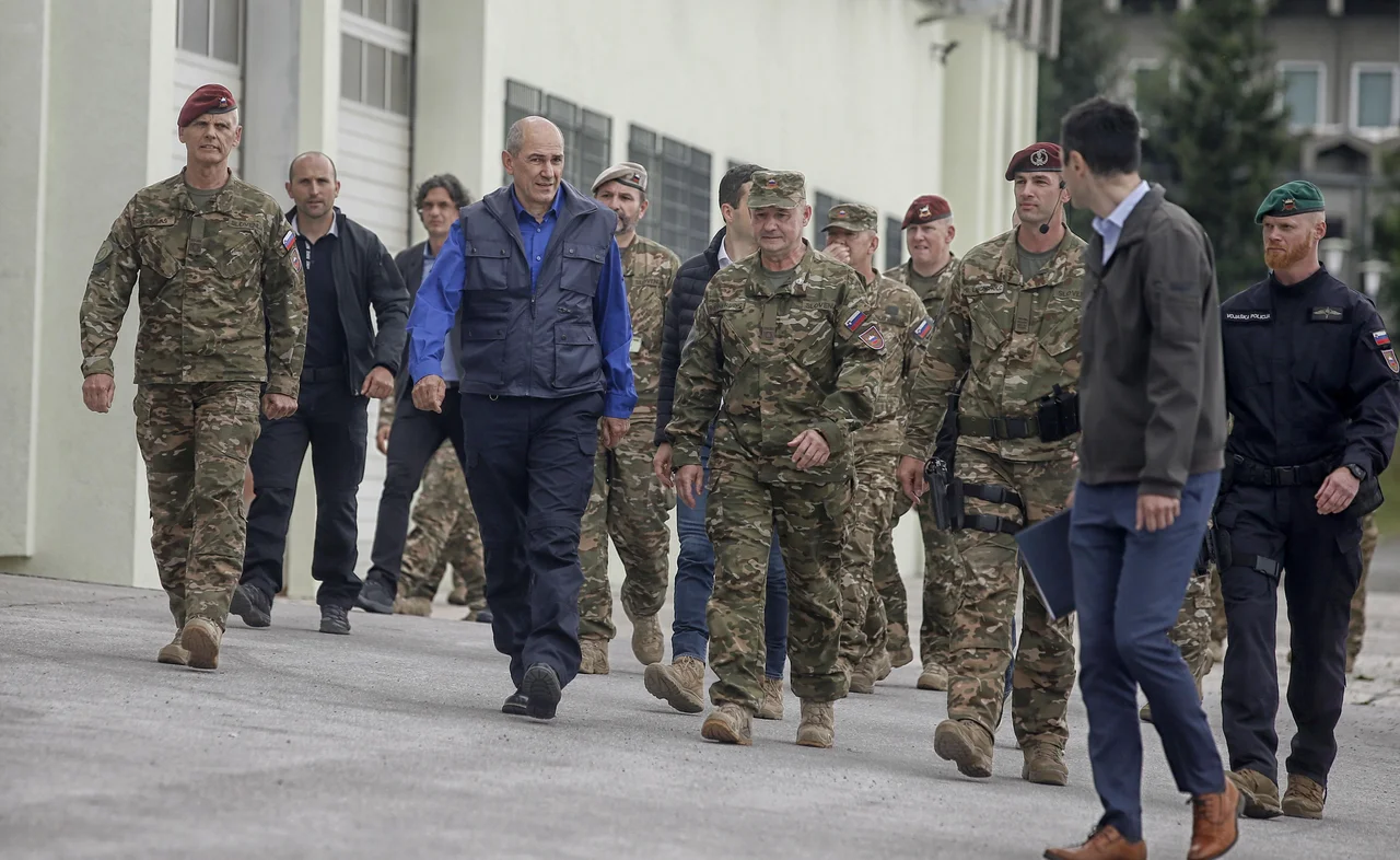 Fotografija: Pod vlado Janeza Janše je bila sprejeta odločitev o 780-milijonski vojaški investiciji v prihodnjih šestih letih. Ali bomo kupovali tudi izraelske izdelke, na obrambnem ministrstvu niso odgovorili. FOTO: Blaž Samec/Delo