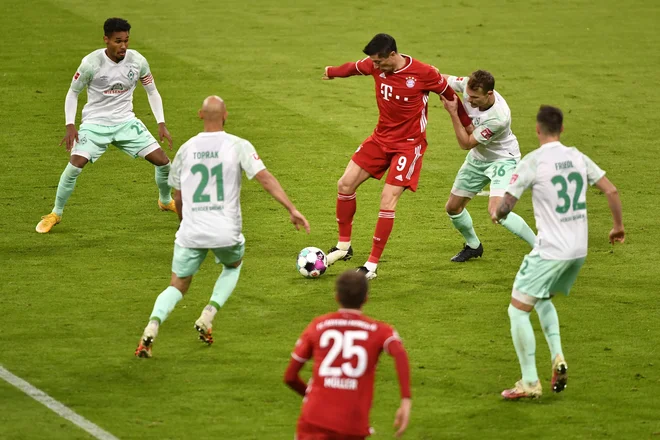 Napadalec Robert Lewandowski se lahko na tekmi s Salzburgom povzpne na tretje mesto večne lestvice strelcev lige prvakov. FOTO: Lukas Barth/AFP