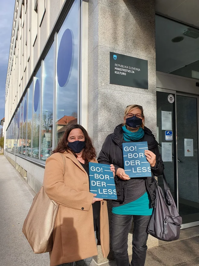 Goriški predstavnici Vesna Humar in Neda Rusjan Bric ob oddaji prijave pred ministrstvom za kulturo. FOTO: osebni arhiv