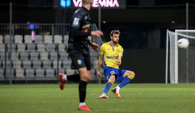 Koprski branilec Žan Žužek (desno) je bil spet odličen v obrambi in učinkovit v napadu. FOTO: Daniel Škerjanc/FC Koper