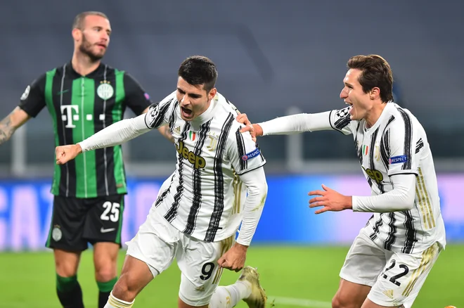 Alvaro Morata je v 92. minuti preprečil osvojitev točke Ferencvarosu z Miho Blažičem (v ozadju).&nbsp; FOTO: Massimo Pinca/Reuters