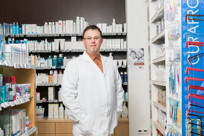 Čeprav je v ospredju pozornosti epidemija covida-19, v lekarnah zaznavamo za ta čas značilno povečanje prehladnih obolenj, pravi Luka Oman, mag. farm. Gorenjske lekarne.<br />
<br />
Foto: Osebni arhiv