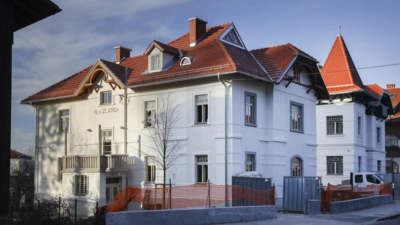 Fotografija: Ko je občina leta 2010 postala lastnica vile Zlatica, so se začele priprave na celovito prenovo. Dela se bodo po slabih dveh letih končala. Foto: Jože Suhadolnik/Delo