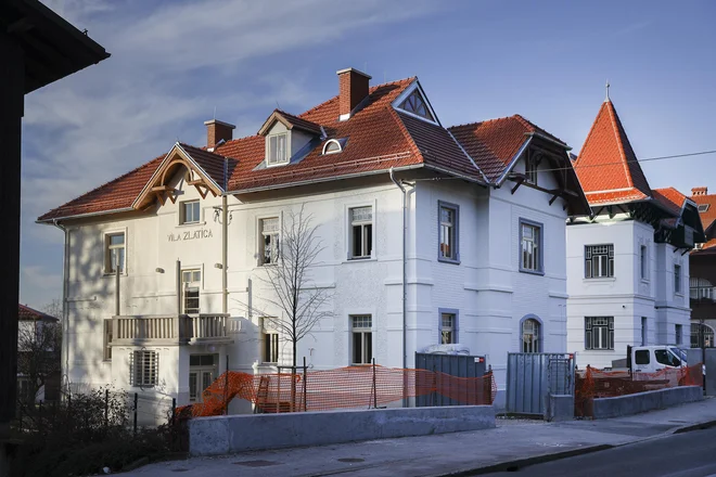 Ko je občina leta 2010 postala lastnica vile Zlatica, so se začele priprave na celovito prenovo. Dela se bodo po slabih dveh letih končala. Foto: Jože Suhadolnik/Delo