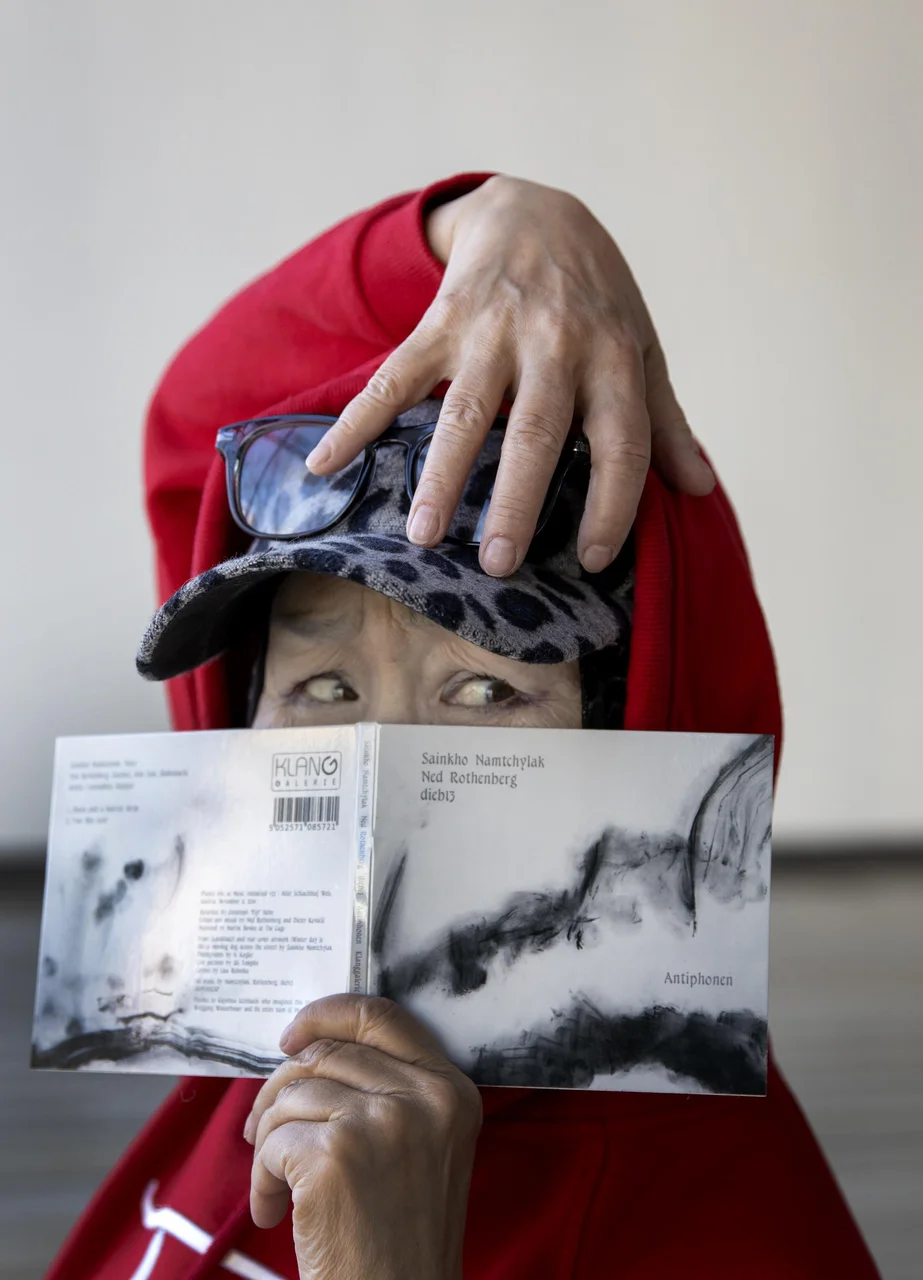 Fotografija: Najnovejši album Sainkho Namtchylak Antiphonen sodi v jazzovske zvočne pokrajine zvoka. FOTO: Jože Suhadolnik